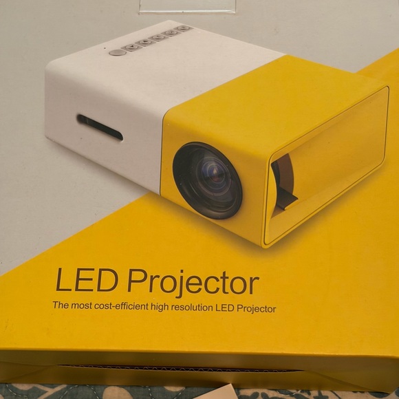LED Projector with hard shell case - Picture 2 of 4